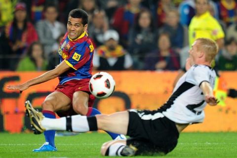 Barcelona's Brazilian defender Dani Alves (L) vies with Valencia's French defender Jeremy Mathieu during their Spanish League football match Barcelona against Valencia on October 16, 2010 at Camp Nou stadium in Barcelona.     AFP PHOTO/ LLUIS GENE (Photo credit should read LLUIS GENE/AFP/Getty Images)