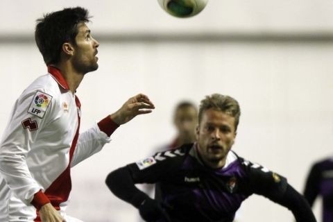 Partido de vuelta de los 1/16 de la Copa del Rey disputado entre el Rayo Vallecano y el Valladolid. En la imagen, Adrián González y Ebbert. 

1/16 return match of the Spanish King Cup played between Rayo Vallecano and Valladolid. In this picture, Adrián González and Ebbert.