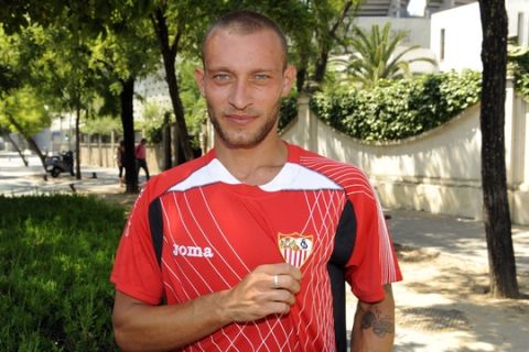 GUARENTE  TRAS REALIZAR EL PERTINENTE RECONOCIMIENTO MEDICO PARA FICHAR POR EL SEVILLAFC A LA SALIDA DE LA CLINICA SAGRADO CORAZON.