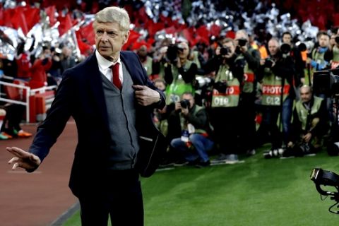 Arsenal's manager Arsene Wenger arrives at the pitch before the Europa League semifinal first leg soccer match between Arsenal FC and Atletico Madrid at Emirates Stadium in London, Thursday, April 26, 2018. (AP Photo/Matt Dunham)