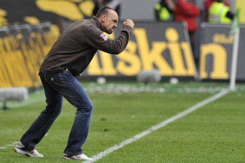 FC St. Pauli head coach Holger Stanislawski gestures during their German Bundesliga first division soccer match against VfL Wolfsburg in Wolfsburg April 16, 2011. REUTERS/Morris Mac Matzen (GERMANY - Tags: SPORT SOCCER) ONLINE CLIENTS MAY USE UP TO SIX IMAGES DURING EACH MATCH WITHOUT THE AUTHORITY OF THE DFL. NO MOBILE USE DURING THE MATCH AND FOR A FURTHER TWO HOURS AFTERWARDS IS PERMITTED WITHOUT THE AUTHORITY OF THE DFL. FOR MORE INFORMATION CONTACT DFL DIRECTLY