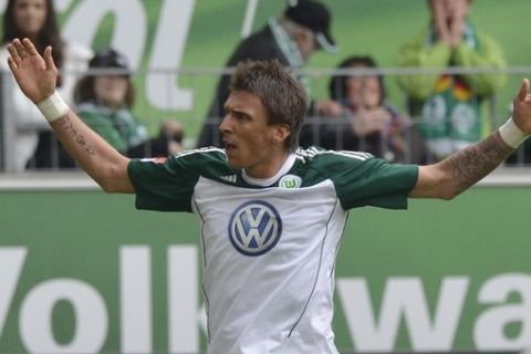 VfL Wolfsburg's Mario Mandzukic cheers supporters as he celebrates after scoring during their German Bundesliga first division soccer match against FC St. Pauli in Wolfsburg April 16, 2011. REUTERS/Morris Mac Matzen (GERMANY - Tags: SPORT SOCCER) ONLINE CLIENTS MAY USE UP TO SIX IMAGES DURING EACH MATCH WITHOUT THE AUTHORITY OF THE DFL. NO MOBILE USE DURING THE MATCH AND FOR A FURTHER TWO HOURS AFTERWARDS IS PERMITTED WITHOUT THE AUTHORITY OF THE DFL. FOR MORE INFORMATION CONTACT DFL DIRECTLY