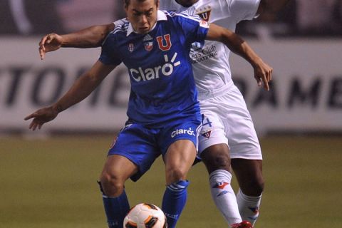 Diego Rivarola (L) of Chile's Universidad de Chile, is marked by Diego Calderon of Ecuador's Liga de Quito during the Copa Sudamericana 2011 first leg final football match at the Casa Blanca stadium in Quito, Ecuador, on December 8, 2011.  AFP PHOTO/RODRIGO BUENDIA (Photo credit should read RODRIGO BUENDIA/AFP/Getty Images)