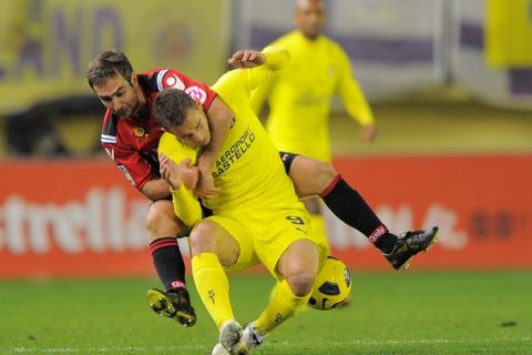 Villarreal's Argentinian forward Marco Ruben (R) vies for the ball with Mallorca's defender Ayoze Diaz during the Spanish league football match Villareal CF vs RCD Mallorca on December 18, 2010 at El Madrigal stadium in Villareal.    AFP PHOTO/ JOSE JORDAN (Photo credit should read JOSE JORDAN/AFP/Getty Images)