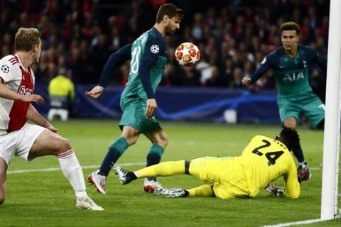 Tottenham's Fernando Llorente, center, fails to score past Ajax goalkeeper Andre Onana, on the ground, during the Champions League semifinal second leg soccer match between Ajax and Tottenham Hotspur at the Johan Cruyff ArenA in Amsterdam, Netherlands, Wednesday, May 8, 2019. (AP Photo/Peter Dejong)