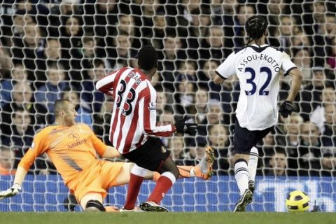 Sunderland's Ghanaian player Asamoah Gyan (C) shoots and scores a goal past Tottenham Hotspur's Brazilian goalkeeper Heurelho Gomes (L) during their Premier League match at White Hart Lane in London, on November 9, 2010. AFP PHOTO/IAN KINGTOn - FOR EDITORIAL USE ONLY Additional licence required for any commercial/promotional use or use on TV or internet (except identical online version of newspaper) of Premier League/Football League photos. Tel DataCo +44 207 2981656. Do not alter/modify photo. (Photo credit should read IAN KINGTON/AFP/Getty Images)