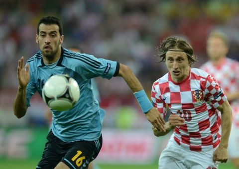 Spanish midfielder Sergio Busquets (L) vies with Croatian midfielder Luka Modric during the Euro 2012 football championships match Croatia vs Spain on June 18, 2012 at the Gdansk Arena.     AFPPHOTO/ DIMITAR DILKOFF        (Photo credit should read DIMITAR DILKOFF/AFP/GettyImages)