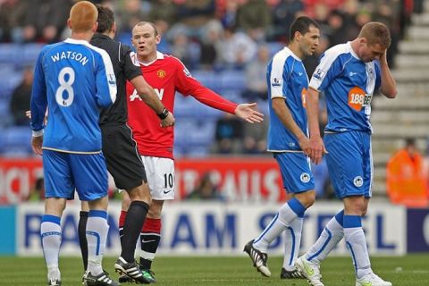 Pix Magi Haroun 26.02.2011
FOOTBALL PREMIERSHIP
WIGAN ATHLETIC V MAN UTD
 Please note that all pictures are for editorial use only according to RL and Dataco license. Images are not allowed to be published on end user internet sites unless a licence has been obtained from Dataco Ltd, +44[0]2078649121Any problems please ring Magi Haroun on 07973639325.
Pix Shows: ROONEY EXPLAINS TO REF CLATTENBURG...NOT MY FAULT AS JAMES McCARTHY HOLDS INJURED HEAD [RT]