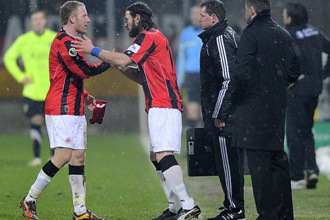 Bildnummer: 07076237  Datum: 22.12.2010  Copyright: imago/Revierfoto
DFB-Pokal Alemannia Aachen - Eintracht Frankfurt am 22.12.2010 in Aachen Auswechslung bei der Eintracht Patrick Ochs ( Frankfurt ), links - Ioannis Amanatidis ( Frankfurt ), rechts; Fussball Herren GER DFB Pokal 2010 2011 Stuttgart vdig xsp 2010 quer  o0 Auswechslung, auswechseln, Einwechslung, einwechseln, Wechsel, wechseln,

Image number 07076237 date 22 12 2010 Copyright imago Spot photo DFB Cup Alemannia Aachen Eintracht Frankfurt at 22 12 2010 in Aachen Replacement at the Eintracht Patrick Ochs Frankfurt left Ioannis Amanatidis Frankfurt right Football men ger DFB Cup 2010 2011 Stuttgart Vdig  2010 horizontal o0 Replacement replacement Einwechslung Einwechseln Exchange change  