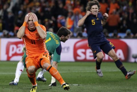 Netherlands' Arjen Robben, left, reacts after failing to score a goal past Spain goalkeeper Iker Casillas, back left, during the World Cup final soccer match between the Netherlands and Spain at Soccer City in Johannesburg, South Africa,  Sunday, July 11, 2010.  (AP Photo/Ivan Sekretarev)