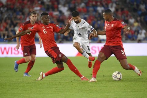 V.l.n.r. Denis Zakaria, SUI, Lorenzo Insigne, ITA, Manuel Akanji, SUI, Schweiz - Italien, Nationalmannschaft, Länderspiel, Fussball, 05.09.2021 *** F l n r Denis Zakaria, SUI, Lorenzo Insigne, ITA, Manuel Akanji, SUI, Switzerland Italy, national team, international match, football, 05 09 2021 PUBLICATIONxNOTxINxSUI 