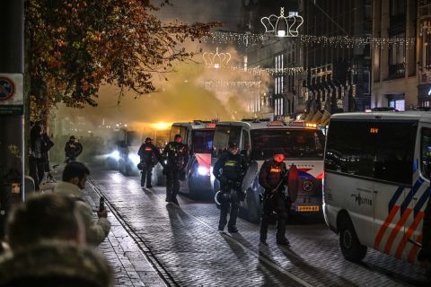 Επεισόδια στο Άμστερνταμ: Πέντε άτομα στο νοσοκομείο και 62 συλλήψεις – Σε εξέλιξη έρευνες