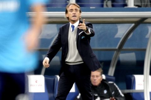 Zenit's head coach Roberto Mancini shouts during a Russia's Premier League soccer match between Zenit St. Petersburg and Lokomotiv Moscow in St. Petersburg, Russia, Sunday, Oct. 29, 2017. (AP Photo/Dmitri Lovetsky)