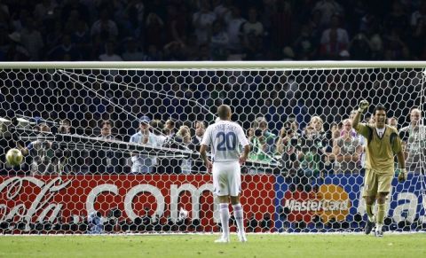 Penalty rate de David Trezeguet - Joie de Gianluigi Buffon - Italie / France -Coupe du Monde - Mondial 2006 - Finale - 09.07.2006 - Foot Football - Largeur attitude decu deception defaite gardien goal poteau transversale