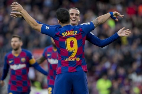 Barcelona's Antoine Griezmann celebrates after scoring a goal during a Spanish La Liga soccer match between Barcelona and Alaves at Camp Nou stadium in Barcelona, Spain, Saturday, Dec. 21, 2019. (AP Photo/Joan Monfort)