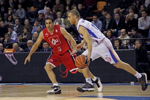 ME01. Menorca, 05/12/2010.- El escolta israelí del Menorca Basquet, Raviv Limonad (d), conduce el balón ante el jugador italiano del Cai Zaragoza, Paolo Alfredo Quinteros, durante el encuentro que ambos equipos han disputado esta noche en el Pabellón Menorca. EFE / Myriam Traid Valera. 

