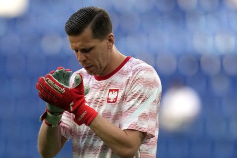 Poland's goalkeeper Wojciech Szczesny concentrates prior the start of the Euro 2020 soccer championship group B match between Sweden and Poland at Saint Petersburg stadium in St. Petersburg, Russia, Wednesday, June 23, 2021. (AP Photo/Dmitri Lovetsky, Pool)