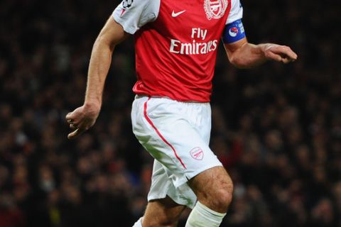 LONDON, ENGLAND - NOVEMBER 23:  Robin van Persie of Arsenal celebrates scoring their second goal during the UEFA Champions League Group F match between Arsenal FC and Borussia Dortmund  at Emirates Stadium on November 23, 2011 in London, England.  (Photo by Mike Hewitt/Getty Images)