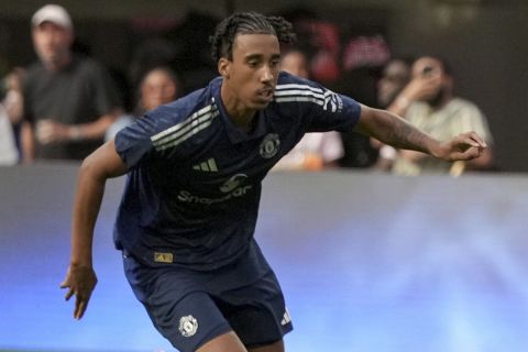 Manchester United defender Leny Yoro, left, and Arsenal forward Gabriel Jesus, right, fight for the ball during the first half of an international friendly soccer match Saturday, July 27, 2024, in Inglewood, Calif. (AP Photo/Eric Thayer)