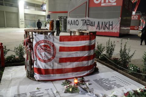 Η εκδήλωση των οπαδών του Ολυμπιακού για τα θύματα της Θύρας 7