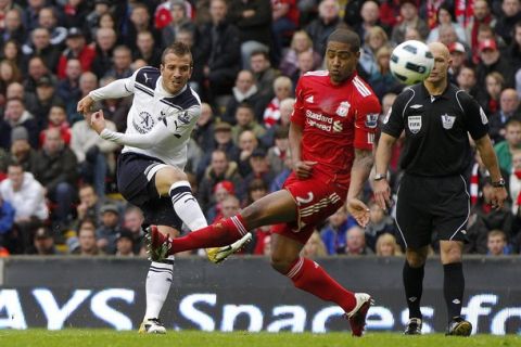 Tottenham Hotspur's Rafael Van der Vart (L) shoots past Liverpool's Glen Johnson (R) to score during their English Premier League soccer match at Anfield in Liverpool, northern England, May 15, 2011.   REUTERS/Phil Noble   (BRITAIN - Tags: SPORT SOCCER) NO ONLINE/INTERNET USAGE WITHOUT A LICENCE FROM THE FOOTBALL DATA CO LTD. FOR LICENCE ENQUIRIES PLEASE TELEPHONE ++44 (0) 207 864 9000