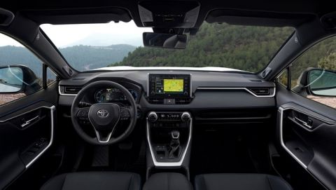 Toyota: Το νέο RAV4 Hybrid "δίνει ρέστα"