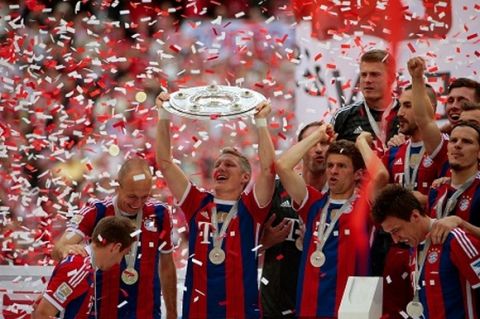 MUNICH, GERMANY - MAY 10:  Bastian Schweinsteiger of Bayern Muenchen of Bayern Muenchen lifts the Bundesliga championship trophy in celebration alongside Philipp Lahm (L), Arjen Robben (2L), Thomas Mueller (2R) and Mario Mandzukic (R) after the Bundesliga match between Bayern Muenchen and VfB Stuttgart at Allianz Arena on May 10, 2014 in Munich, Germany.  (Photo by Adam Pretty/Bongarts/Getty Images)