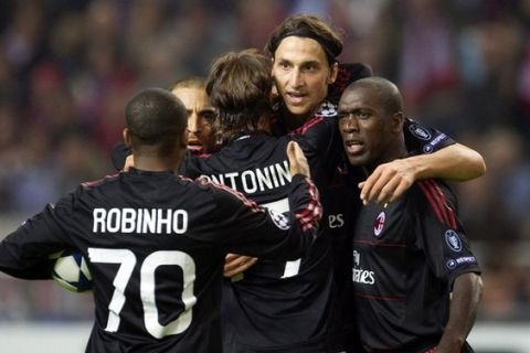 AC Milan's Zlatan Ibrahimovic (C) and Clarence Seedorf (R) celebrate a goal against Ajax Amsterdam during their Champions League Group G soccer match in Amsterdam September 28, 2010. REUTERS/Toussaint Kluiters/United Photos (NETHERLANDS - Tags: SPORT SOCCER)