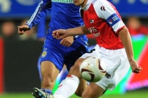 Stephanus Johannes Schaars of AZ Alkmaar challenges Andriy Shevchenko of Dynamo Kiev during the Group E Europa League soccer match in Alkmaar, Netherlands, Thursday Oct. 21, 2010. (AP Photo/Ermindo Armino)