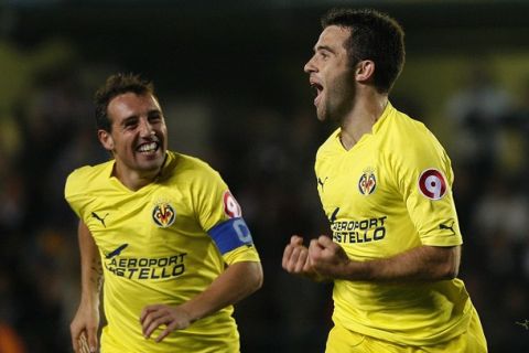 Villarreal's Guiseppe Rossi (R) celebrates with team mate Santiago Cazorla after he scored against Atletico Madrid during their Spanish first division soccer match at the Madrigal Stadium in Villarreal October 24, 2010. REUTERS/Heino Kalis (SPAIN - Tags: SPORT SOCCER)