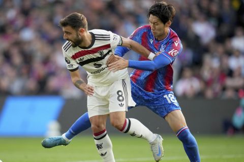 Crystal Palace's Daichi Kamada, right. vies for the ball with Manchester United's Bruno Fernandes during the English Premier League soccer match between Crystal Palace and Manchester United at Selhurst Park in London, Saturday, Sept. 21, 2023. (AP Photo/Kin Cheung)