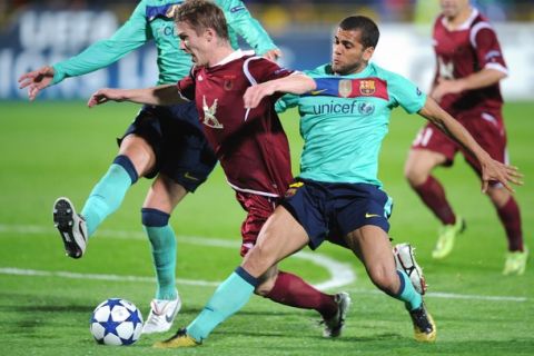 Daniel Alves (R) of FC Barcelona vies with Vitali Kaleshin (C) of Rubin Kazan during their UEFA Champions League Group D match in Kazan, Russia on September 29, 2010.   AFP PHOTO/ ALEXANDER NEMENOV (Photo credit should read ALEXANDER NEMENOV/AFP/Getty Images)