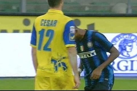 Il fermo immagine, tratto questo pomeriggio 21 novembre 2010 da Sky, mostra la testata dell'attaccante camerunense dell'Inter Samuel Eto'o contro il difensore del Chievo, Cesar, durante la partita del campionato di Serie A allo stadio Bentegodi di Verona.
ANSA/FERMO IMMAGINE SKY
EDITORIAL USE ONLY - NO SALES