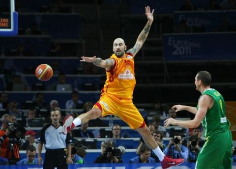 Macedonia's Pero Antic (L) vies for the ball with Lithuania's Darius Songaila (R) during the EuroBasket 2011 quarter final round basketball match between Lithuania and Macedonia, in Kaunas, on September 14, 2011. Petras Malukas (Photo credit should read PETRAS MALUKAS/AFP/Getty Images)