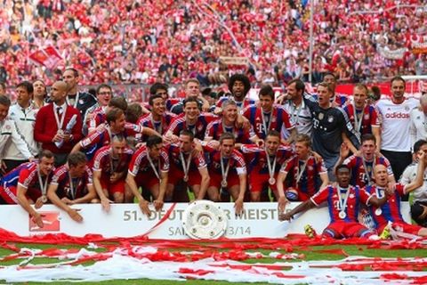 MUNICH, GERMANY - MAY 10:  Bayern Muenchen player celebrated with the Bundesliga championship trophy after the Bundesliga match between Bayern Muenchen and VfB Stuttgart at Allianz Arena on May 10, 2014 in Munich, Germany.  (Photo by Alexander Hassenstein/Bongarts/Getty Images)