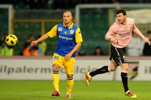 PALERMO, ITALY - JANUARY 25: Cesare Bovo (R) of Palermo and Valeri Bojinov of Parma compete for the ball during the Tim Cup match between US Citta di Palermo and Parma FC at Stadio Renzo Barbera on January 25, 2011 in Palermo, Italy.  (Photo by Tullio M. Puglia/Getty Images)