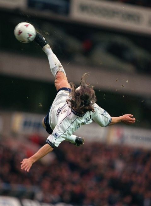 28/12/1997 FA Premier League. Tottenham Hotspur v Arsenal.
David Ginola connects with the ball as he makes a spectacular overhead kick.
Photo: Mark Leech.