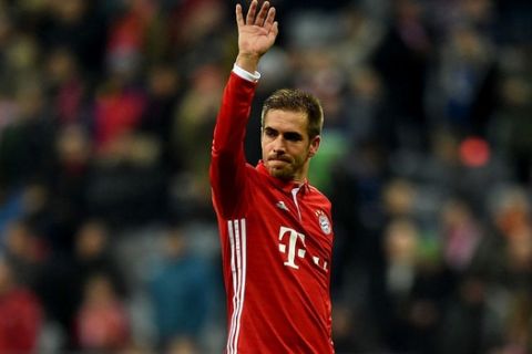 MUNICH, GERMANY - FEBRUARY 04:  Philipp Lahm of Muenchen celebrates after the Bundesliga match between Bayern Muenchen and FC Schalke 04 at Allianz Arena on February 4, 2017 in Munich, Germany.  (Photo by Lennart Preiss/Bongarts/Getty Images)