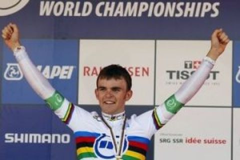 Australia's Jack Bobridge celebrates on the podium after clinching the gold medal of the Men's Under 23 race, at the UCI road cycling World Championships in Mendrisio, Switzerland, Wednesday, Sept. 23, 2009. (AP Photo/Alessandro Trovati)