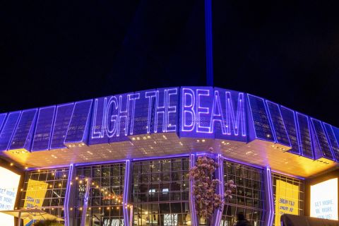 Το Golden 1 Center των Κινγκς ενώ έχει φωτίσει το "Beam"