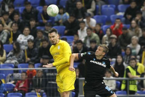 Astana's Zarko Tomasevic, left, challenges for the ball with Plzen's Jan Kopic during the Europa Conference League soccer match between Astana and Viktoria Plzen in Astana, Kazakhstan, Thursday, Oct. 5, 2023. (AP Photo/Stas Filippov)