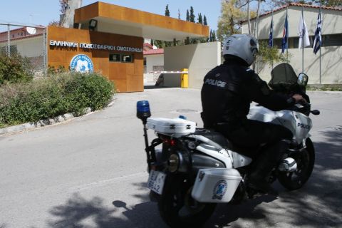 Αστυνομικός έξω από τα γραφεία της ΕΠΟ