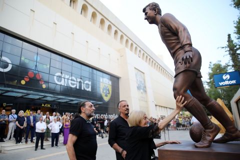 Η σύζυγος του Κώστα Νεστορίδη συγκινημένη μπροστά στο άγαλμά του