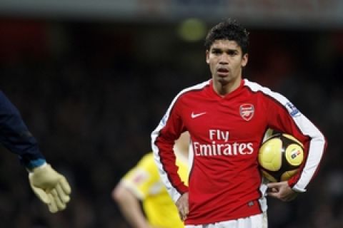 Arsenal's Croatian player Eduardo (R) waits to place the ball for a penalty against Cardiff City during the FA Cup 4th round replay football match at The Emirates Stadium in London on February 16, 2009. Eduardo scored twice in the game after returning to the team after a year on the sidelines following a broken leg. Arsenal won the game 4-0. 
                          AFP PHOTO / Adrian Dennis  

FOR EDITORIAL USE ONLY Additional licence required for any commercial/promotional use or use on TV or internet (except identical online version of newspaper) of Premier League/Football League photos. Tel DataCo +44 207 2981656. Do not alter/modify photo. (Photo credit should read ADRIAN DENNIS/AFP/Getty Images)