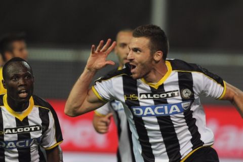 Udinese's Thomas Heurtaux (R) jubilates with his teammates after scoring the goal during the Italian Serie A soccer match Udinese Calcio vs Parma FC at Friuli stadium in Udine, Italy, 29 September 2014.
ANSA/LANCIA