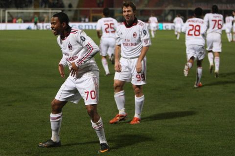 AC Milan's Robinho (L) celebrates after scoring against Catania during their Italian Serie A soccer match at the Massimino stadium in Catania January 29, 2011.  REUTERS/Antonio Parrinello  (ITALY - Tags: SPORT SOCCER)