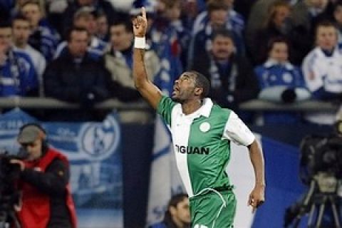 Wolfsburg's Grafite celebrates his first goal during the German first division Bundesliga soccer match between FC Schalke 04 and VfL Wolfsburg in Gelsenkirchen, Germany, Friday, Feb. 15, 2008. Schalke lost against Wolfsburg with 1-2.(AP Photo/Martin Meissner) ** NO MOBILE USE UNTIL 2 HOURS AFTER THE MATCH, WEBSITE USERS ARE OBLIGED TO COMPLY WITH DFL-RESTRICTIONS, SEE INSTRUCTIONS FOR DETAILS **