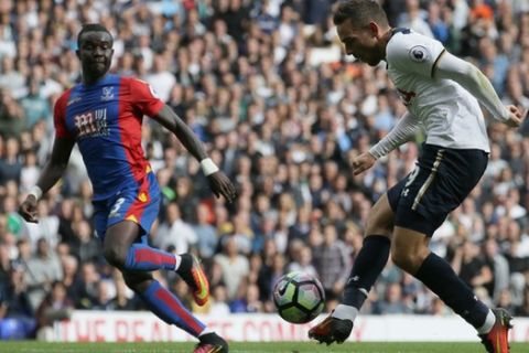 Tottenham's Vincent Janssen, right, shoots during the English Premier League soccer match between Tottenham Hotspur and Crystal Palace at White Hart Lane in London, Saturday Aug. 20, 2016. (AP Photo/Tim Ireland)