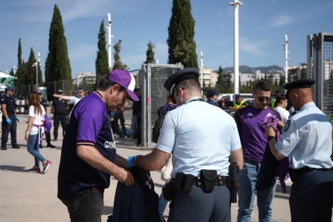 Ολυμπιακός - Φιορεντίνα: Συγκεντρώθηκαν οι φίλοι των "βιόλα" στο ΟΑΚΑ