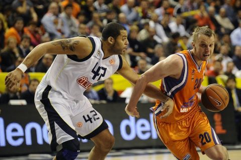 Fenerbahce Ulker's US May Sean Gregory (L) vies with Power Elec. Valencia's Serbian forward Dusko Savanovic  (R) during the Euroleague basketball match Power Elec. Valencia vs Fenerbahce Ulker on March 3, 2011 at the Pabellon Fuente de San Luis sportshall in Valencia. AFP PHOTO/ JOSE JORDAN (Photo credit should read JOSE JORDAN/AFP/Getty Images)